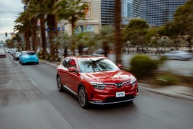 VinFast bắt tay I-CAR® đào tạo và sửa chữa đồng sơn xe điện
