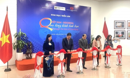 Khai mạc Triển lãm ảnh nghệ thuật “Việt Nam - Indonesia: Qua lăng kính tình bạn”