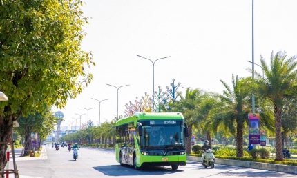 Xe buýt điện góp phần 'xanh hóa' giao thông cho Hà Nội