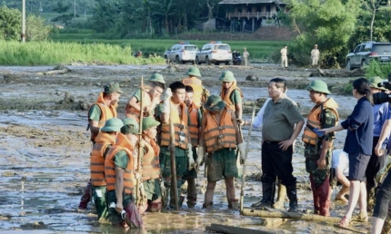 Thủ tướng Phạm Minh Chính đến thăm hiện trường tìm kiếm người mất tích tại Làng Nủ