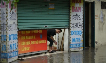 Sau đêm loay hoay lấy giẻ thấm nước cửa sổ, dân chung cư lại thấy lợi khi đường phố ngập lụt