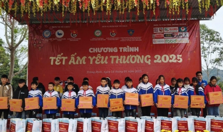 'Tết ấm yêu thương' đến với các em thiếu nhi tại Lạng Sơn