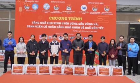 Chuyến xe yêu thương đến với sinh viên có hoàn cảnh khó khăn