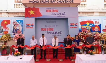 Khai mạc trưng bày tài liệu, hiện vật kỷ niệm 50 năm thống nhất đất nước