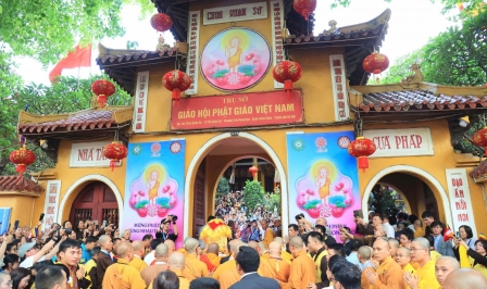 Hàng nghìn phật tử đổ về chùa Quán Sứ chờ chiêm bái xá lợi Đức Phật