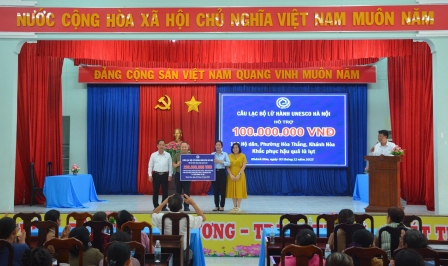 CLB Lữ hành UNESCO Hà Nội trao hơn 200 triệu đồng hỗ trợ người dân vùng lũ Nha Trang