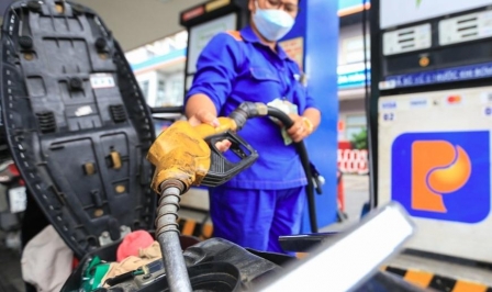 Giá xăng hôm nay (4/12) tăng lên gần 20.500 đồng/ lít