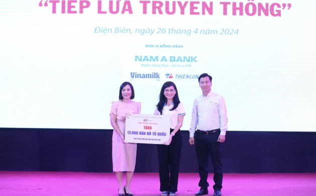 Trao tặng 13.000 bản đồ Việt Nam cho các trường học trên cả nước