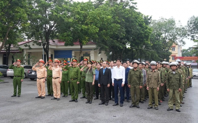 (Phú Thọ) Xã Hoàng An ra quân giải tỏa, xử lý vi phạm hành lang an toàn giao thông năm 2025