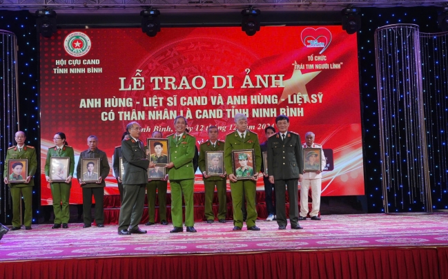 Ninh Bình: Trao tặng 80 di ảnh các Anh hùng liệt sỹ cho thân nhân
