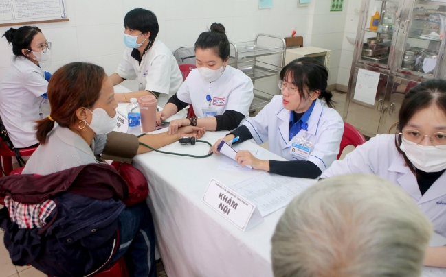 Hội Thầy thuốc trẻ Việt Nam khám bệnh, trao quà hỗ trợ người dân và nhân viên y tế bị ảnh hưởng bởi lũ lụt tại TP. Huế