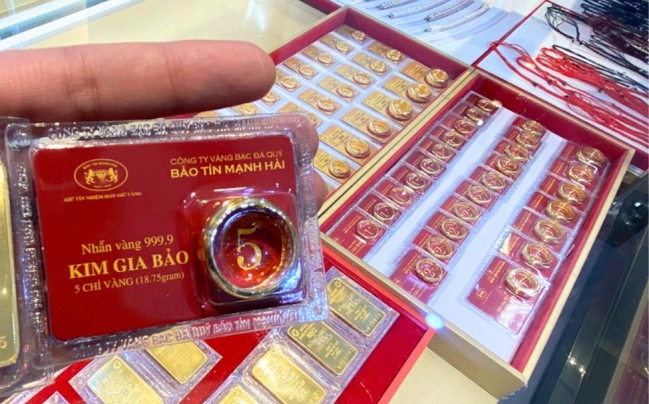 Giá vàng hôm nay 2/12: Vàng SJC vượt 155 triệu đồng/lượng, tiếp tục phá đỉnh
