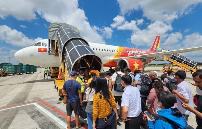 Giá vé nội địa tăng kỷ lục thúc đẩy doanh thu các hãng hàng không Việt Nam