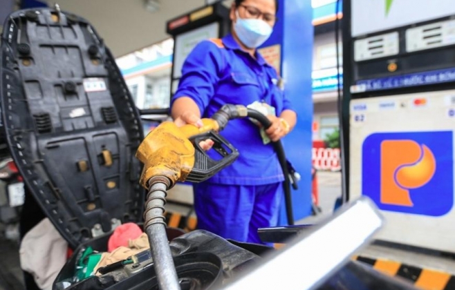 Giá xăng hôm nay (4/12) tăng lên gần 20.500 đồng/ lít