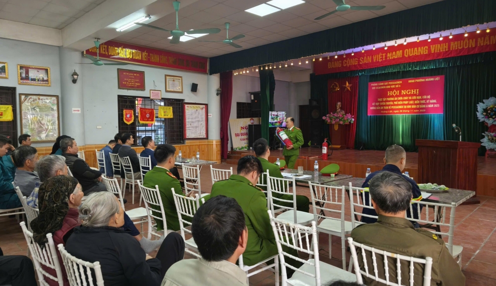 Diễn tập chữa cháy do chập điện tại nhà trọ trong ngõ sâu phường Hoàng Liệt