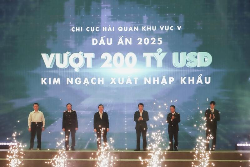 Lần đầu tiên kim ngạch xuất nhập khẩu Bắc Ninh và Thái Nguyên vượt mốc 200 tỷ USD