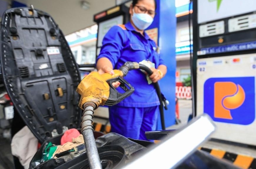 Giá xăng hôm nay (4/12) tăng lên gần 20.500 đồng/ lít