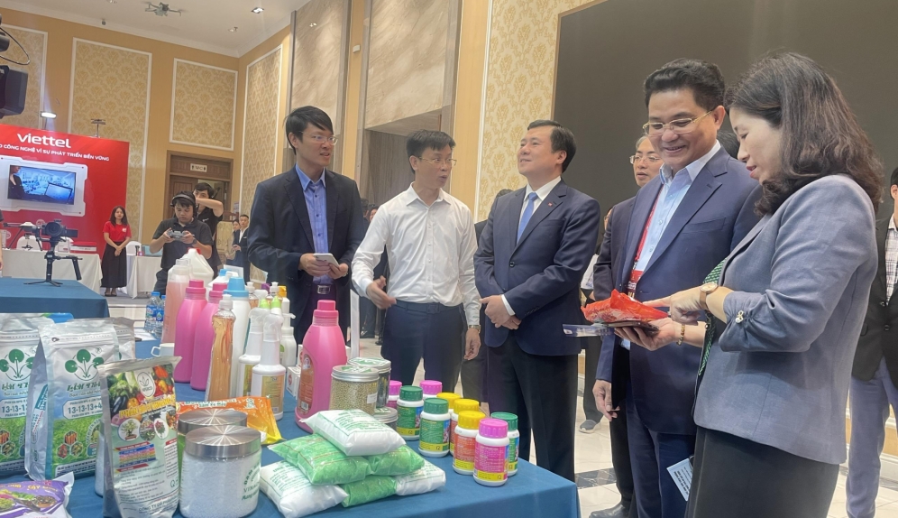 Thúc đẩy chuyển đổi số, chuyển đổi xanh, nâng cao năng lực cạnh tranh trong chuyển đổi số thị trường