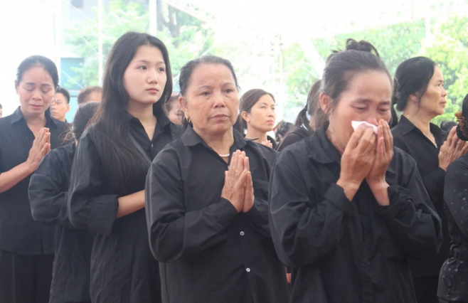Hà Nội: Người dân xếp hàng từ sáng sớm viếng Tổng Bí thư tại quê nhà Đông Anh