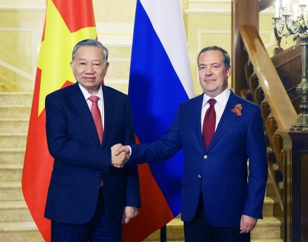 Tổng Bí thư Tô Lâm hội kiến Chủ tịch Đảng Nước Nga Thống nhất Dmitry Medvedev
